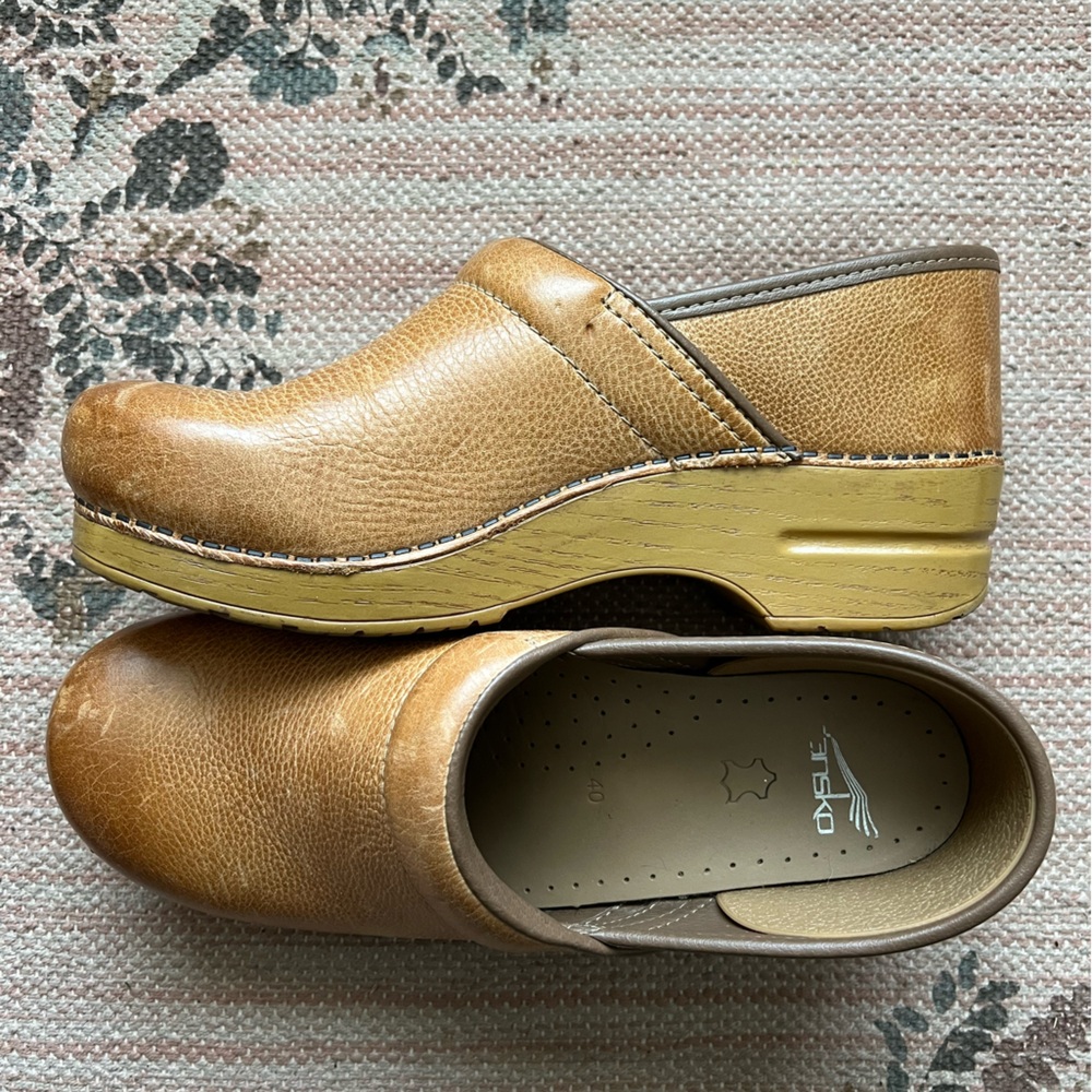 Women’s Dansko Professional Clog Sz 40/9 Honey Distressed